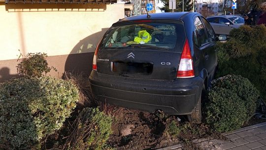 Dzierżoniów, Citroenem uderzyła w wieżowiec