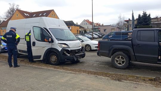 Dzierżoniów. Dostawczym Fiatem wjechał w Volkswagena
