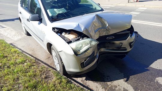 Dzierżoniów, Ford zatrzymany na drzewie