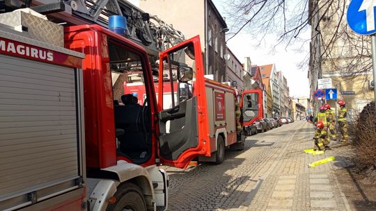 Dzierżoniów. Interwencja służb do pożaru w kamienicy na Przedmieściu 24