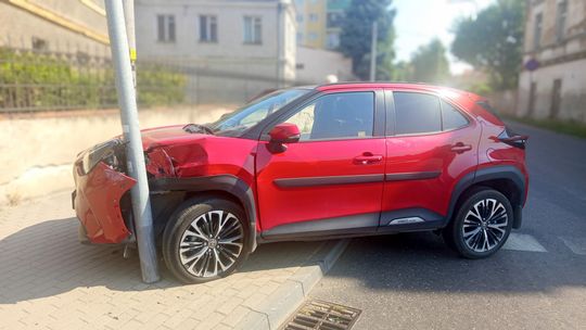 Dzierżoniów. Kierowca Toyoty unikając zderzenie z rowerzystą uderzył w latarnię