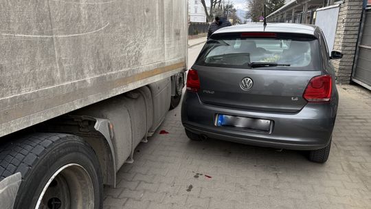 Dzierżoniów. Kolizja ciężarówki z Volkswagenem