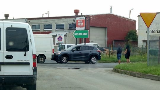 Dzierżoniów, kolizja Mazdy z dostawczakiem na Podwalnej