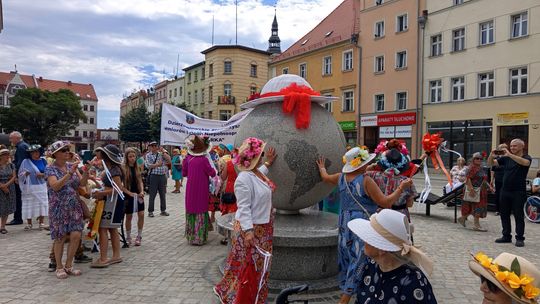 Dzierżoniów. Parada kapeluszy