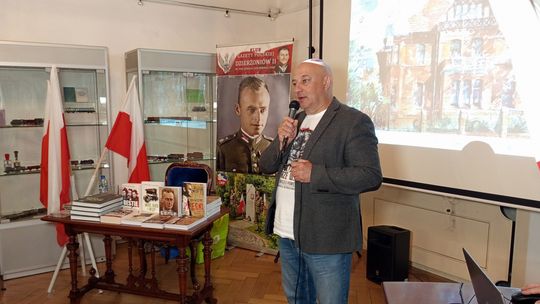 Dzierżoniów. Postać rotmistrza Witolda Pileckiego przedstawił Tadeusz Płużański Dzierżoniów. Postać rotmistrza Witolda Pileckiego przedstawił Tadeusz Płużański