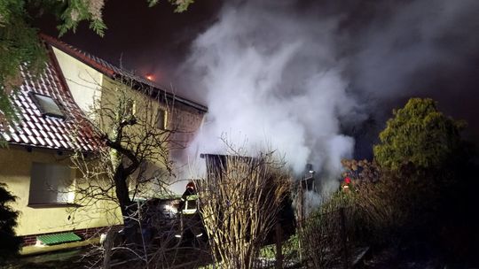 Dzierżoniów. Pożar domu, garażu i wiaty na Zamenhofa Dzierżoniów. Pożar domu, garażu i wiaty na Zamenhofa