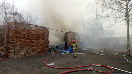 Dzierżoniów. Pożar pustostanu na Nowowiejskiej Dzierżoniów. Pożar pustostanu na Nowowiejskiej