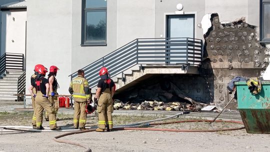 Dzierżoniów, pożar śmieci i elewacji hotelu