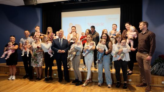 Dzierżoniów przywitał najmłodszych mieszkańców - Wyprawki i gratulacje od burmistrza