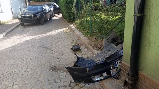 Dzierżoniów, Skodą uderzył w dom i zbiegł