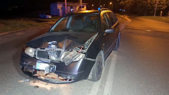 Dzierżoniów, Skodą uderzył w płot, znaki i latarnię