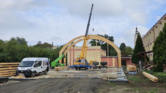 Dzierżoniów: Stawiana jest konstrukcja hali Olimpia