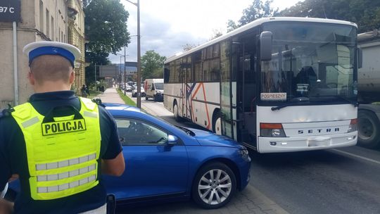 Dzierżoniów. Wymuszenie przyczyną nagłego hamowania autobusu i urazu pasażera
