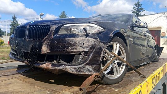 Dzierżoniów. Zatrzymane BMW po uderzeniu w odkurzacz i płot
