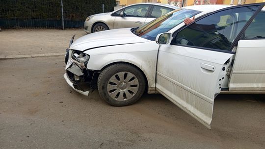 Dzierżoniów. Zderzenie Audi z Volkswagenem Dzierżoniów. Zderzenie Audi z Volkswagenem
