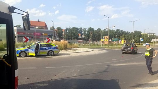 Dzierżoniów. Zderzenie autobusu i dwóch aut