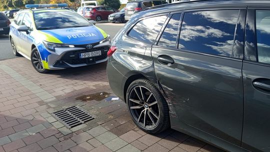 Dzierżoniów, zderzenie BMW z Fordem na parkingu