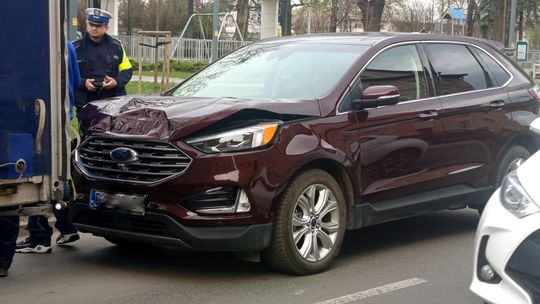 Dzierżoniów. Zderzenie Forda z dostawczakiem