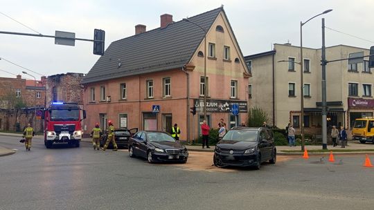 Dzierżoniów. Zderzenie Mercedesa z Volkswagenem