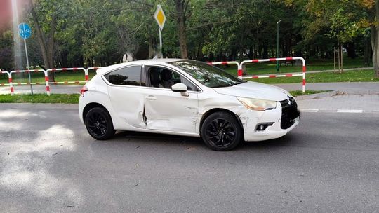 Dzierżoniów. Zderzenie Opla z Citroenem na Sikorskiego