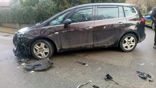 Dzierżoniów. Zderzenie Opla z Reno na Armii Krajowej