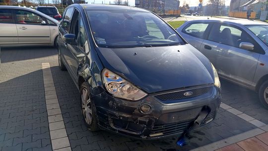 Dzierżoniów. Zderzenie Reno z Fordem na rondzie Silesiany