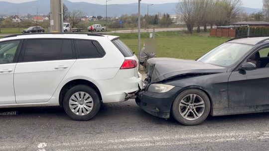 Dzierżoniów. Zderzenie trzech pojazdów