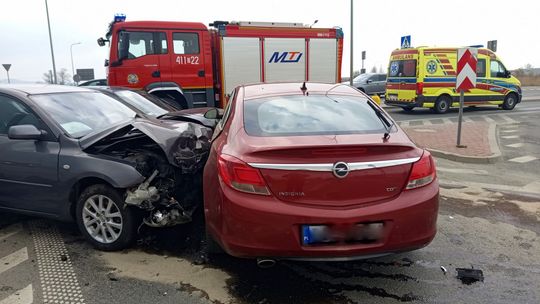 Dzierżoniów. Zderzenie trzech pojazdów na obwodnicy