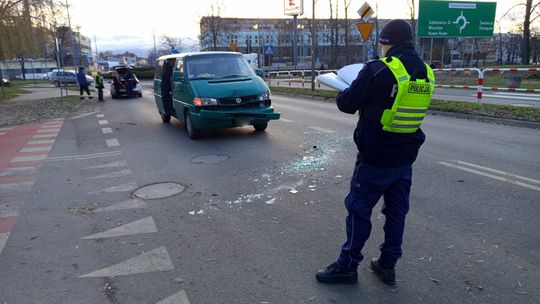 Dzierżoniów, zderzenie Volkswagenów na Sikorskiego Dzierżoniów, zderzenie Volkswagenów na Sikorskiego
