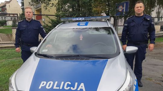 Dzierżoniowscy policjanci przeprowadzili ewakuację mieszkańców z płonącego budynku