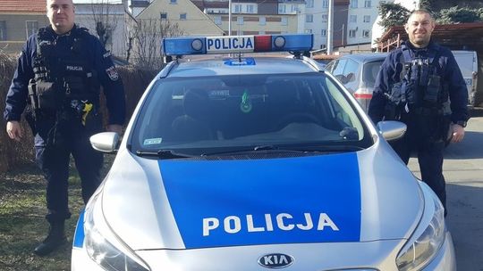 DZIERŻONIOWSCY POLICJANCI URATOWALI MĘŻCZYZNĘ Z PŁONĄCEGO DOMU (WIDEO)