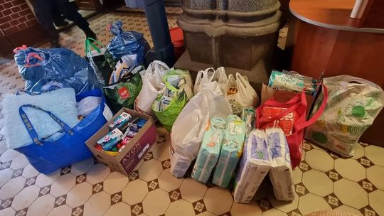 DZIERŻONIOWSCY POLICJANCI WŁĄCZYLI SIĘ DO AKCJI POMOCY OBYWATELOM UKRAINY