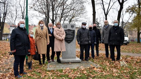 DZIERŻONIOWSCY RADNI ZASADZILI 9 DĘBÓW W PARKU PRZY KINIE „ZBYSZEK”
