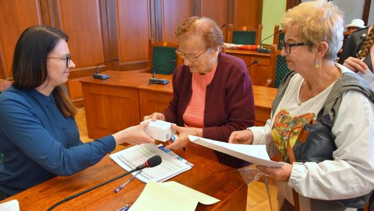 Dzierżoniowscy seniorzy bezpłatnie otrzymali nowoczesne opaski bezpieczeństwa