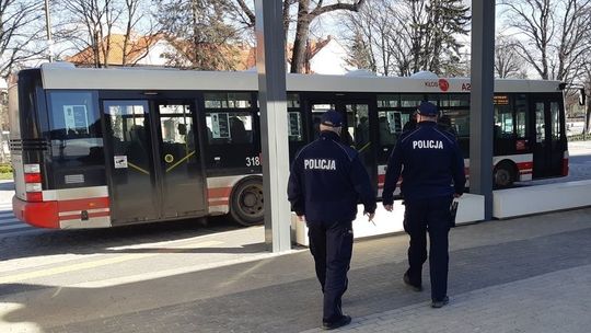 DZIERŻONIOWSKA POLICJA PROWADZI DZIAŁANIA W ZWIĄZKU Z OBOWIĄZUJĄCYMI OBOSTRZENIAMI