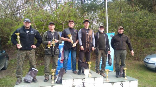 DZIERŻONIOWSKI POLICJANT ZWYCIĘŻYŁ W ZAWODACH STRZELECKICH