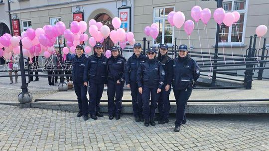 Dzierżoniowskie policjantki wspierają kampanię „Różowa Wstążeczka”