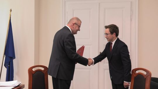 FIRMA VETOS-FARMA  Z BIELAWY PODAROWAŁA KILKA TYSIĘCY LITRÓW PŁYNU DEZYNFEKCYJNEGO