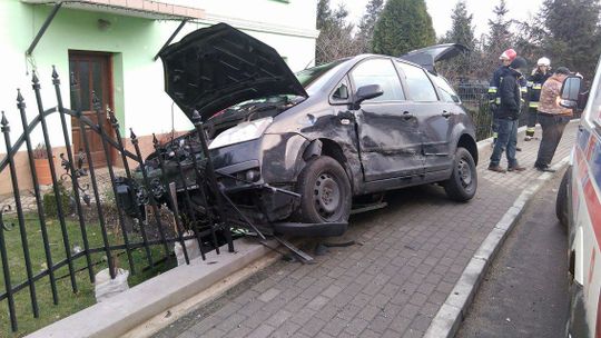 FORD PO KOLIZJI LĄDUJE NA OGRODZENIU