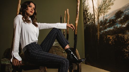 Gdzie nosić botki na słupku i z czym je łączyć?