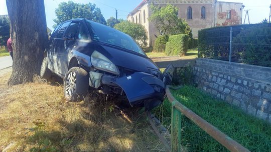 Gilów. Reno zatrzymane na barierach po kolizji z Peugeotem