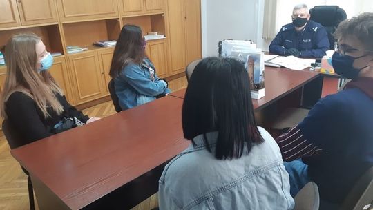 GODNA NAŚLADOWANIA POSTAWA NASTOLATKÓW