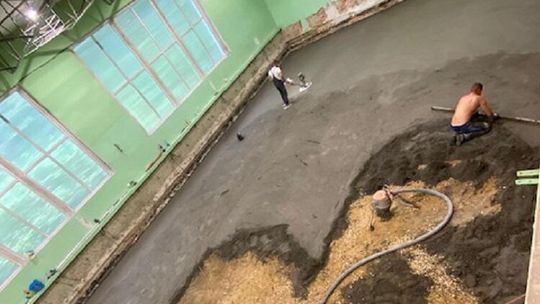 Hala sportowa w Kłodzkiej Szkole Przedsiębiorczości wraca do życia – odbudowa po powodzi nabiera tempa