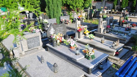 Handel zniczami i kwiatami przy cmentarzach – rusza nabór zgłoszeń