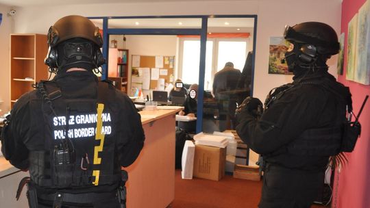 HANDLOWAŁA LUDŹMI I PODRABIAŁA DOKUMENTY