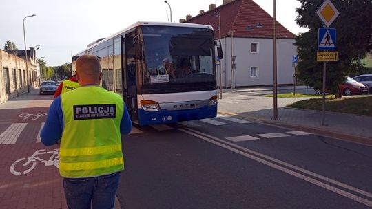 Hulajnogą wjechał na przejście wprost pod autobus w Bielawie