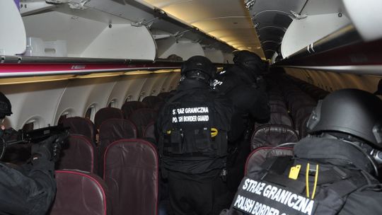 INTERWENCJA NA POKŁADZIE SAMOLOTU – MIESZKANIEC POWIATU KŁODZKIEGO UKARANY MANDATEM 500 ZŁ