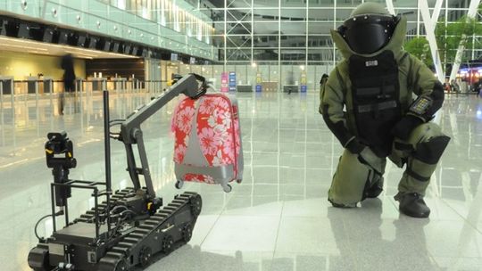 INTERWENCJA PIROTECHNIKÓW NA LOTNISKU