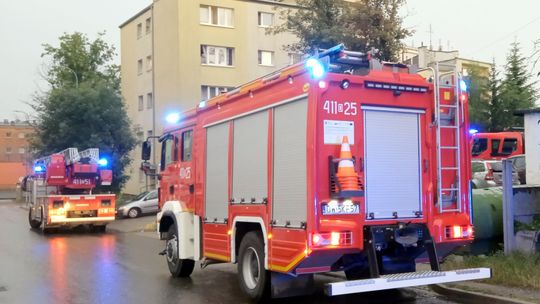 Interwencja strażaków do pożaru w bloku na Okrzei w Dzierżoniowie