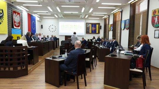 Inwestycje, pozyskane środki i zdrowie publiczne – głównymi tematami sesji Rady Powiatu